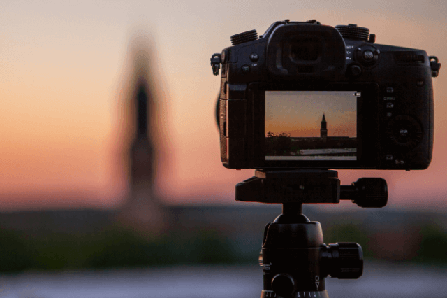 7 Best Zoom Cameras for Travel Photography 8 Zoom camera on tripod