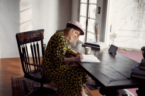 10 Entry-Level Digital Nomad Jobs for Beginners 8 A freelance Writer working