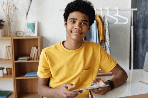 Can a 16-Year-Old Be a Freelancer? (Tips & Tricks For 2025) 64 Can a 16 Year Old Be a Freelancer - Teenager working online