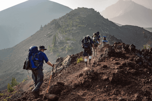 What Size Backpack Do You Need For A Day Hike? 8 What Size Backpack Do I Need For A Day Hike - Walking in mountains